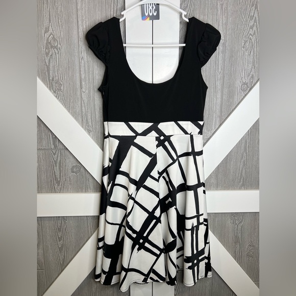 380. XOXO Juniors B&W Dress w/Side zipper. - Picture 3 of 9
